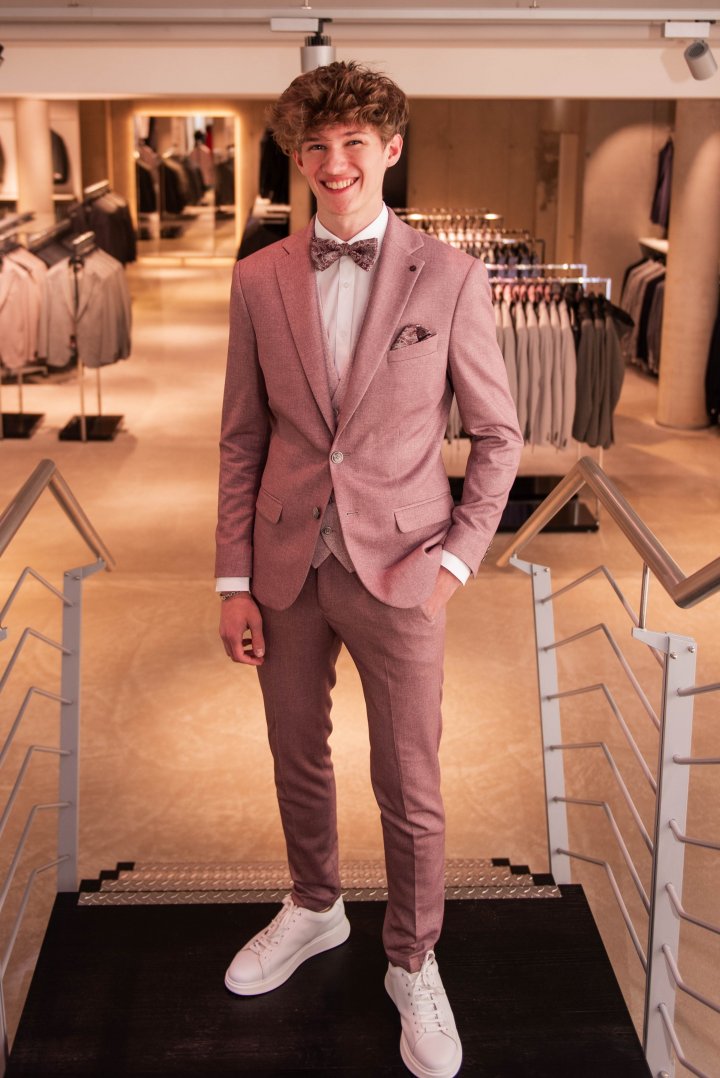 Abiball-Aktion 2026: Lara Henze und Martin Arens vom St.-Ursula-Gymnasium Attendorn.