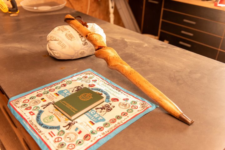 Mit leichtem Reisegepäck, darunter eine ordentliche und eine Arbeitskluft und ein Schlafsack, ist Luis unterwegs.