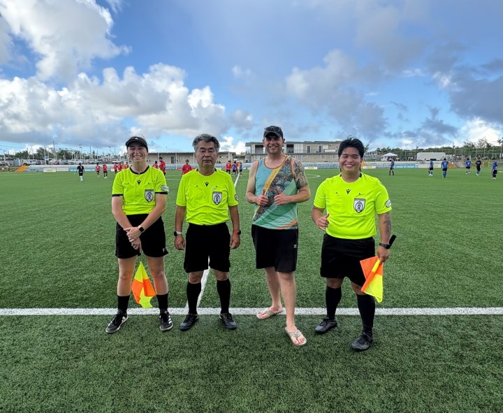 Ismael Blum (2.v.l.) mit dem Schiedsrichterteam beim Erstligaspiel in Guam.