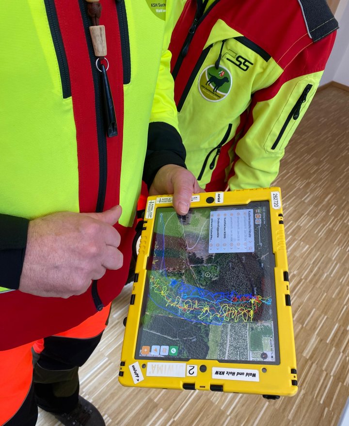 Um das Gebiet abzusuchen, sind Suchhundestaffeln und Drohnen im Einsatz. Wie das funktioniert, wurde bei der Pressekonferenz demonstriert.