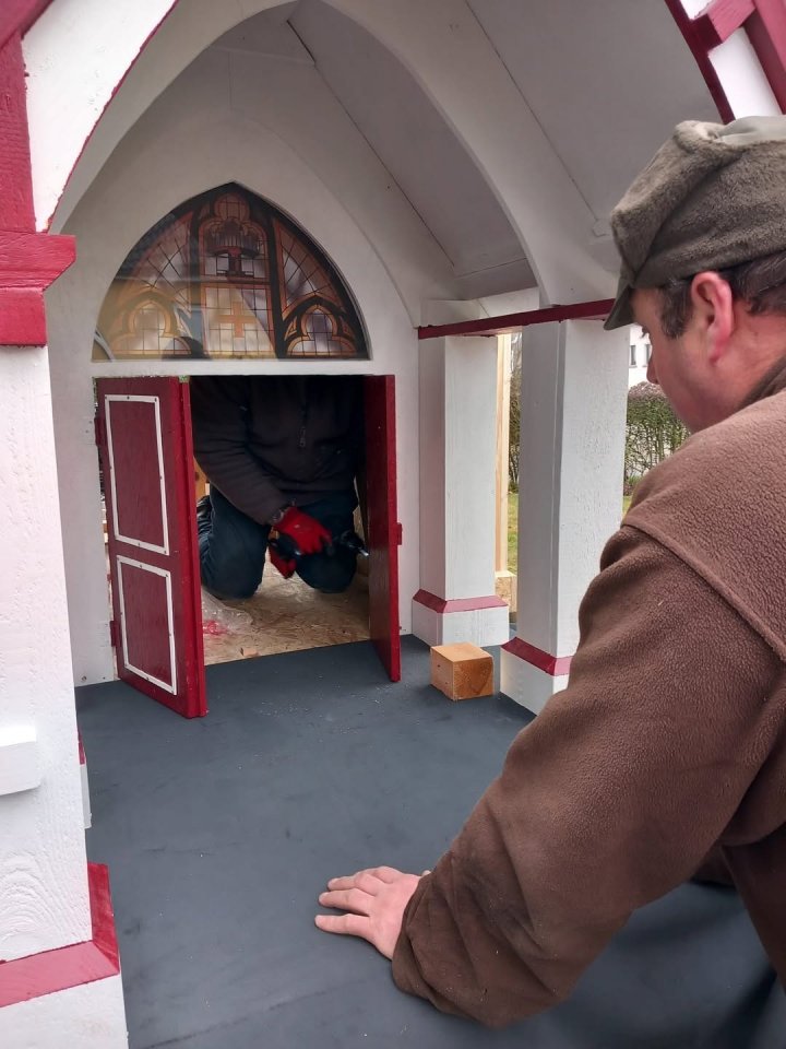 Für den Rosenmontagszug in Schönau wurde die Kapelle Dörnschlade mit viel Liebe zum Detail nachgebaut.