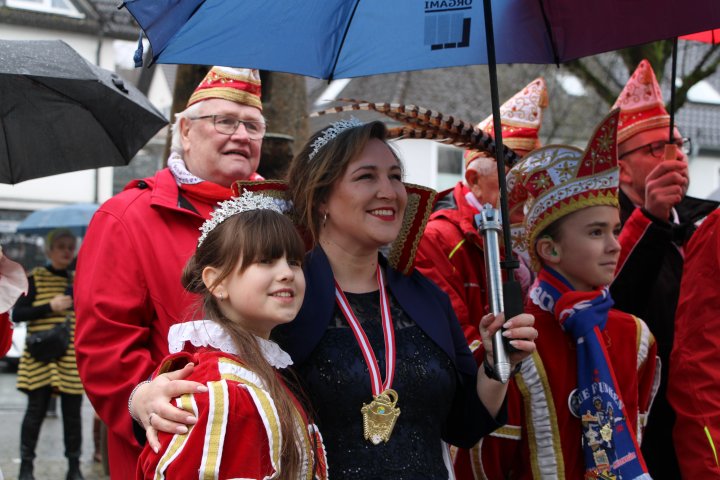 Jecke Tradition an Altweiber: Rathaussturm in Wenden 2026.