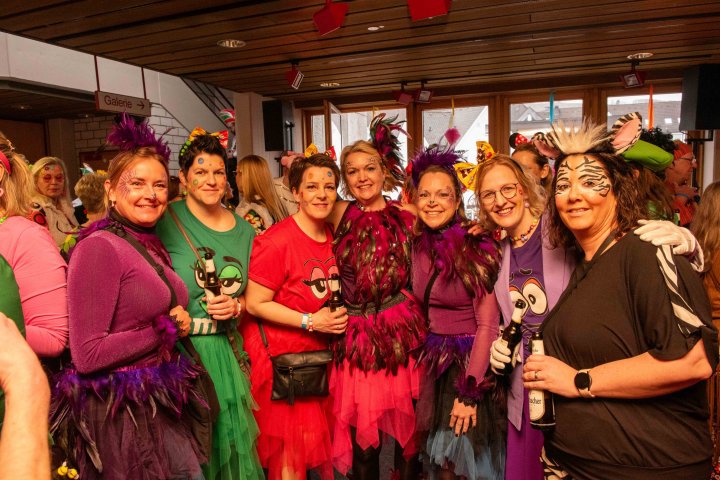 Mehr als 700 Gäste feierten bei der Altweiberparty im Lennestädter Rathaus.