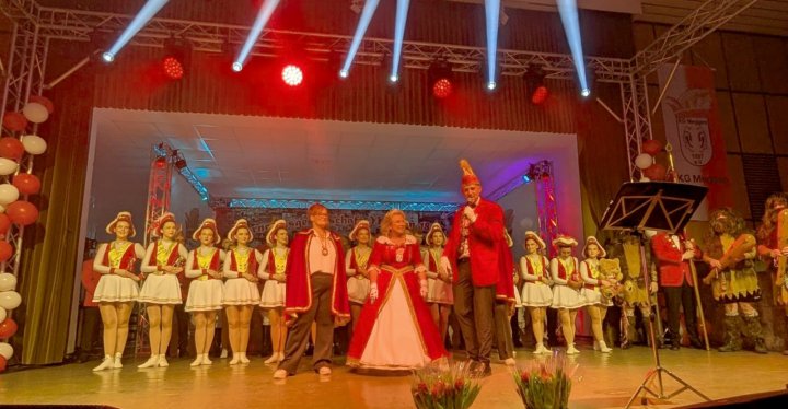 Mit Prinzessin Silke I. Berghoff schwingt erstmals eine Frau das Narrenzepter bei der KG Meggen. Anstatt Bauer und Jungfrau wird sie von einem Prinzessinnen-Komitee – Tina Tönnesmann und Sandra Düsing – begleitet.