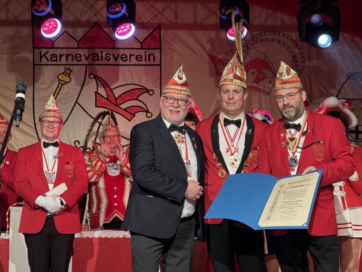 Sitzungspräsident Michael Koch und Geschäftsführer Christian Halbe vom KV Schönau-Altenwenden bekamen den Verdienstorden des Bundes Westfälischer Karneval bei der Prunksitzung überreicht.