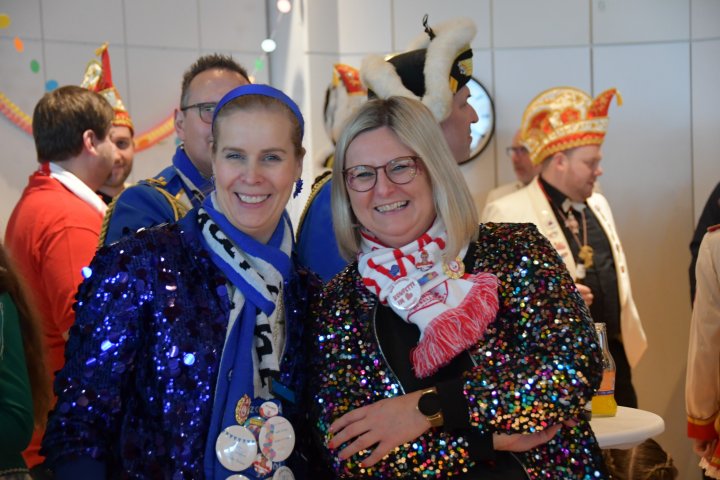 Karnevalisten machen das Finnentroper Rathaus am Rosenmontag zur Narrenhochburg.