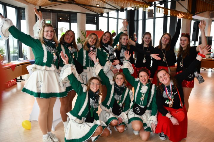 Karnevalisten machen das Finnentroper Rathaus am Rosenmontag zur Narrenhochburg.