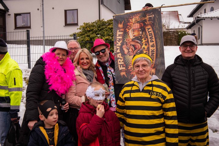Rosenmontag wird traditionell in Schönau Straßenkarneval gefeiert. Dieses Mal war der Umzug besonders groß: 1.000 Teilnehmer verbreiteten gute Laune und verteilten Kamelle.