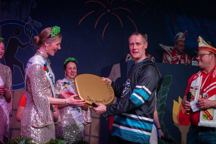 Bei der Prunksitzung in Ostentrop ist Rosenmontag, 16. Februar, ein neues Dreigestirn proklamiert worden.