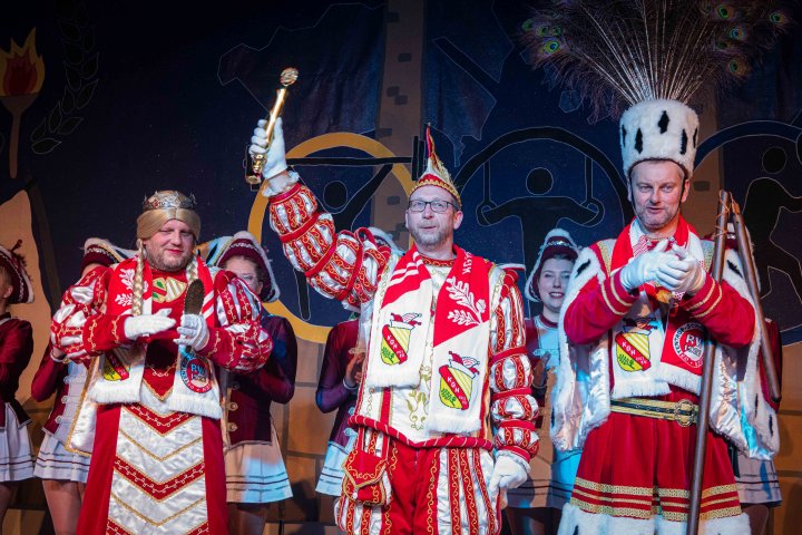 Bei der Prunksitzung in Ostentrop ist Rosenmontag, 16. Februar, ein neues Dreigestirn proklamiert worden.