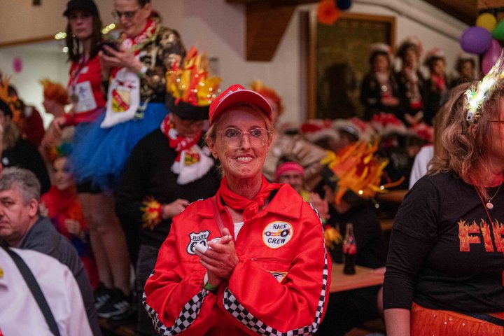 Bei der Prunksitzung in Ostentrop ist Rosenmontag, 16. Februar, ein neues Dreigestirn proklamiert worden.