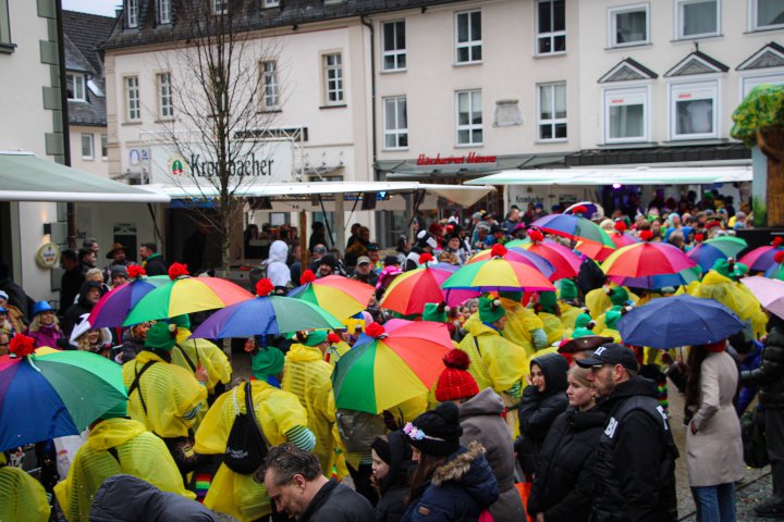 Das große Finale des Straßenkarnevals lockte zahlreiche Menschen nach Klein Colonia.
