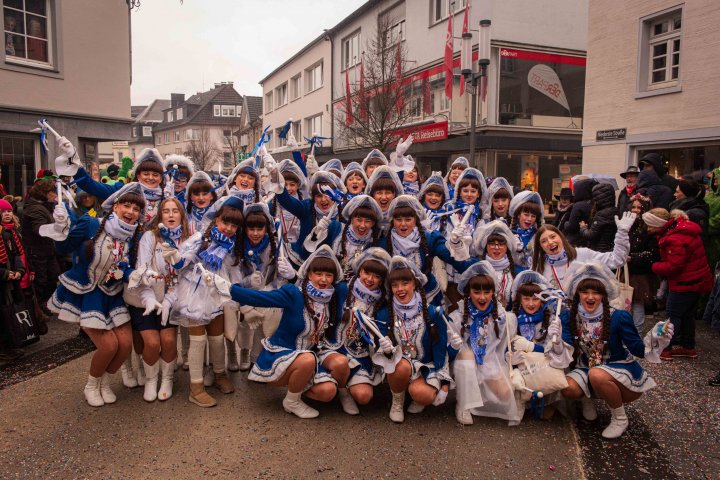 Attendorn außer Rand und Band: Beim Veilchendienstagszug herrschte beste Stimmung.