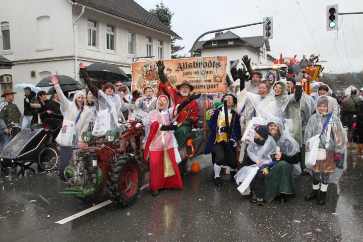 Impressionen vom Veilchendienstagszug 2026 in Grevenbrück.