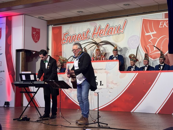 Das musikalische Duo „Mistgabel“ mit Attendorns Bürgermeister Christian Pospischil am Keyboard bei der Prinzenproklamation in Ennest am 16.02.2026.