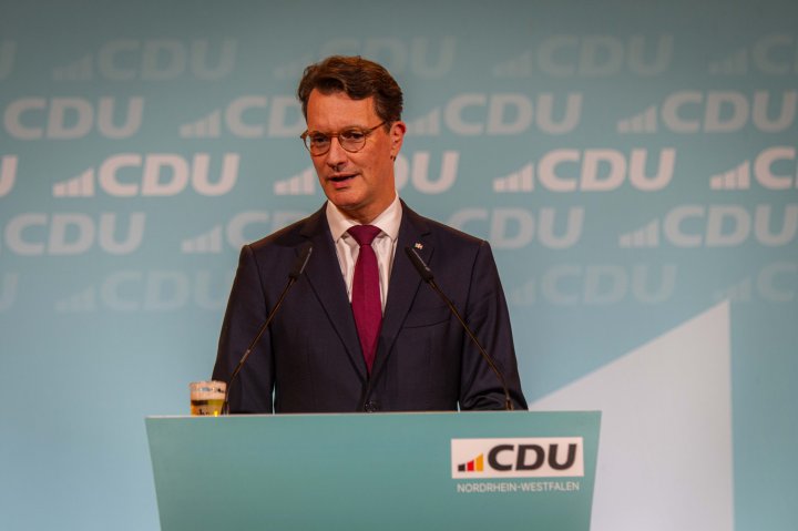 Ministerpräsident Hendrik Wüst war wieder zu Gast im Fachwerkdorf. Seit 25 Jahren hält die NRW-CDU hier den Politischen Aschermittwoch ab.