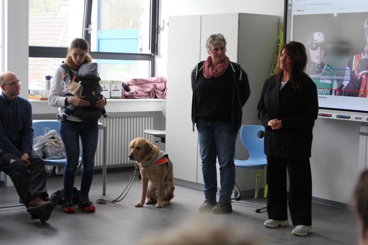Vivian Hösch, ehemalige Para-Biathletin, war zu Gast im GymSL (v.l.): Physiotherapeut David Meiworm, Vivian Hösch, Lehrerin Petra Weschollek und Schulleiterin Birgitta Pieters.