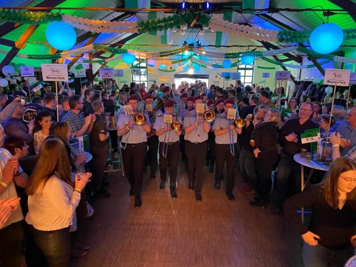 Der Musikverein Albaum spielt auf der Vogelfrei-Party ein Stimmungskonzert aus bekannten Märschen und neuen Arrangements.