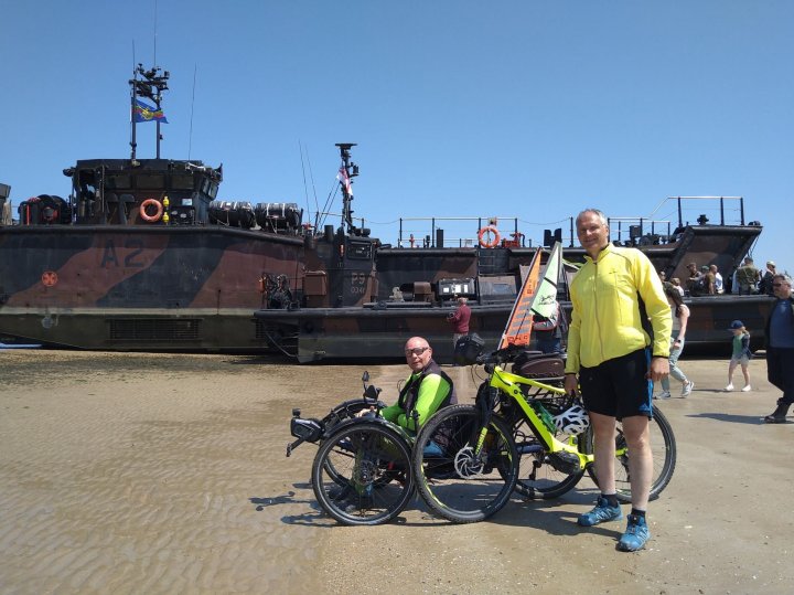 Mario Löcker und Patrick Bulle am Ziel ihrer Spendenfahrt 2024: Der Strand in der Normandie am D-Day.