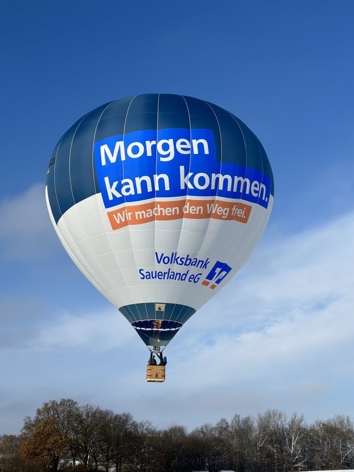 Neben dem Dornseifer-Ballon „glüht“ am Freitag, 13. März, bei entsprechendem Wetter der Volksbank-Ballon oberhalb des Galileo-Parks. Pilot des Voba-Ballons ist Daniel Schulte aus Oberelspe.