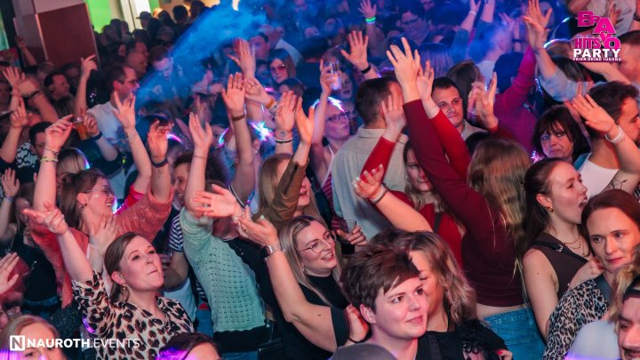 Partystimmung pur gab es am Samstag, 14. März, in Altenhundem: Die BRAVO HITS Party begeisterte in der Volksbankarena Sauerlandhalle mehr als 1.500 Besucher.