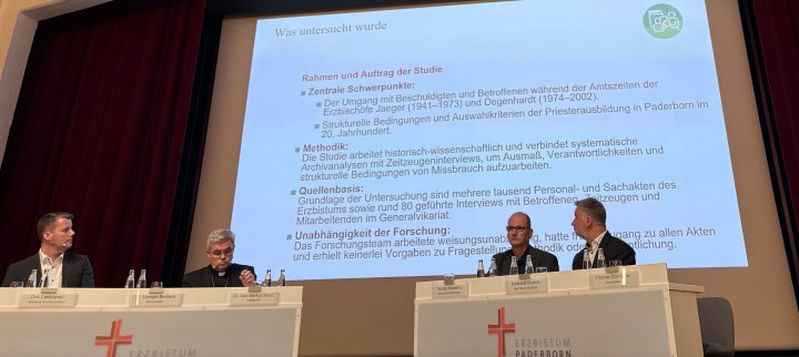 In Schmallenberg stellten sich Erzbischof Dr. Udo Markus Bentz und weitere Vertreter des Bistums den Fragen und der Kritik der Anwesenden. „Wir müssen unserer Verantwortung gerecht werden“, betonte der Erzbischof.