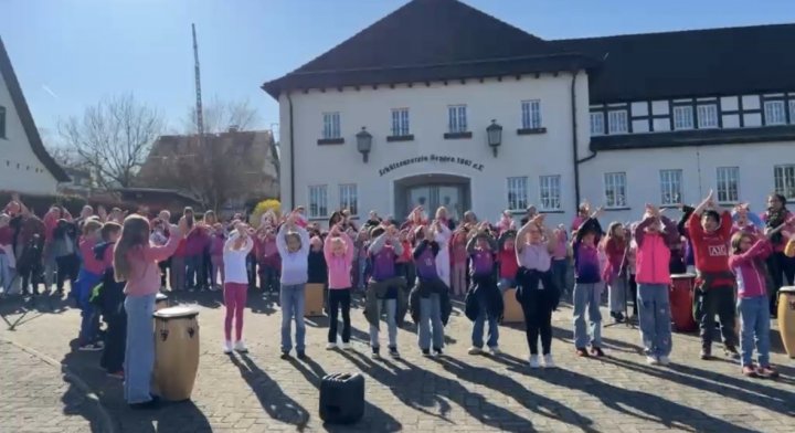 Die Grundschule Heggen hat einen Flashmob für Toleranz, Respekt und Zusammenhalt veranstaltet.