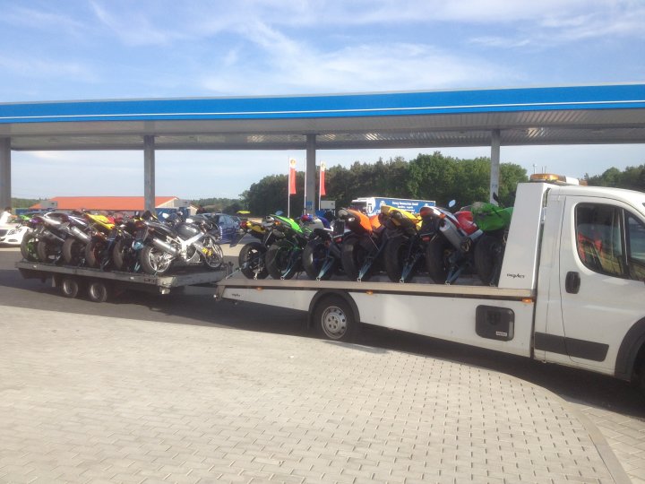 Fahrzeughandel Stefan Schmidt handelt mit Motorrädern und Nutzfahrzeugen. Fast alle Fahrzeuge werden über den Onlinehandel verkauft.