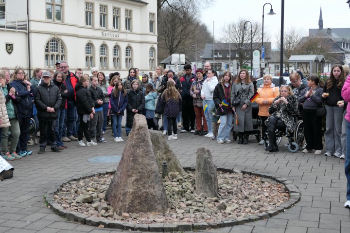 Ein buntes Fest der Kulturen fand jetzt auf dem Marktplatz in Kirchhundem statt: Im Rahmen der internationalen Woche gegen Rassismus kamen zahlreiche Bürgerinnen und Bürger zusammen, um gemeinsam ein starkes Zeichen für Vielfalt und ein offenes Miteinander zu setzen.
