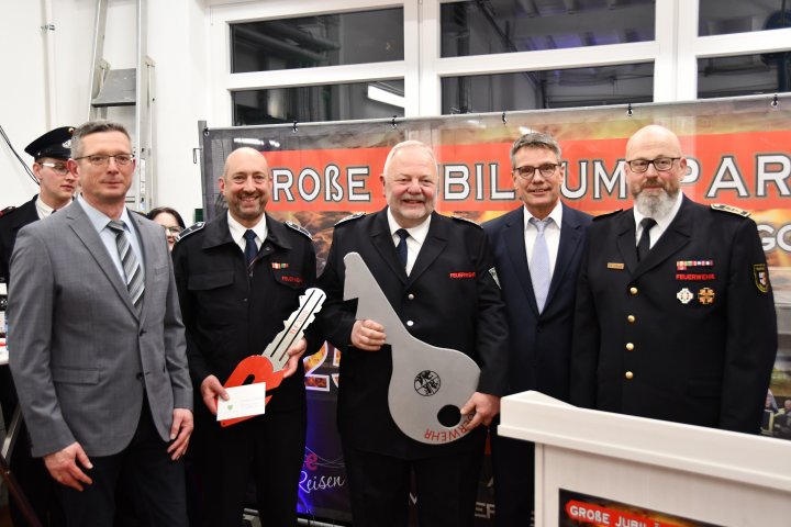 Am Samstag, 28. März, wurde das vollständig modernisierte Gerätehaus der Feuerwehr Heggen und das neue Tanklöschfahrzeug vom Typ TLF 3000 offiziell eingeweiht.