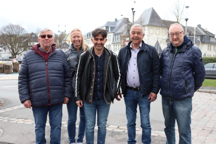 Für das Semmelsegnen hat Remigiusz Dolata (Mitte) den weiten Weg aus Polen auf sich genommen.