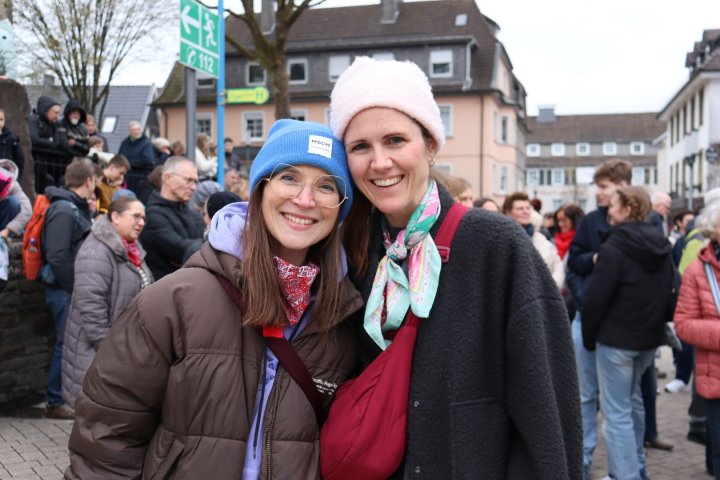 Einzigartige Ostertraditionen in Attendorn 2026: Semmelsegnen und Kreuze vermessen.