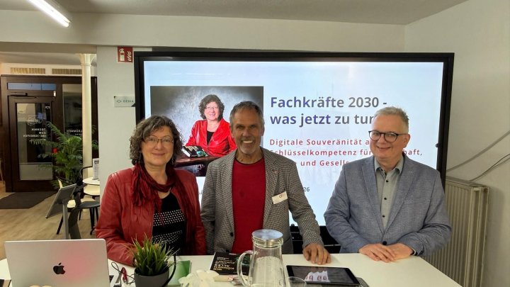 Gemeinsam mit dem Bundesverband mittelständische Wirtschaft (BVMW), vertreten durch Wolfgang Nies, war die Physikerin, Unternehmerin und Autorin Waltraud Hermann in der InfoTastic Academy zu Gast und stellte ihr Buch „Wir können alles – auch die Zukunft!“ vor.