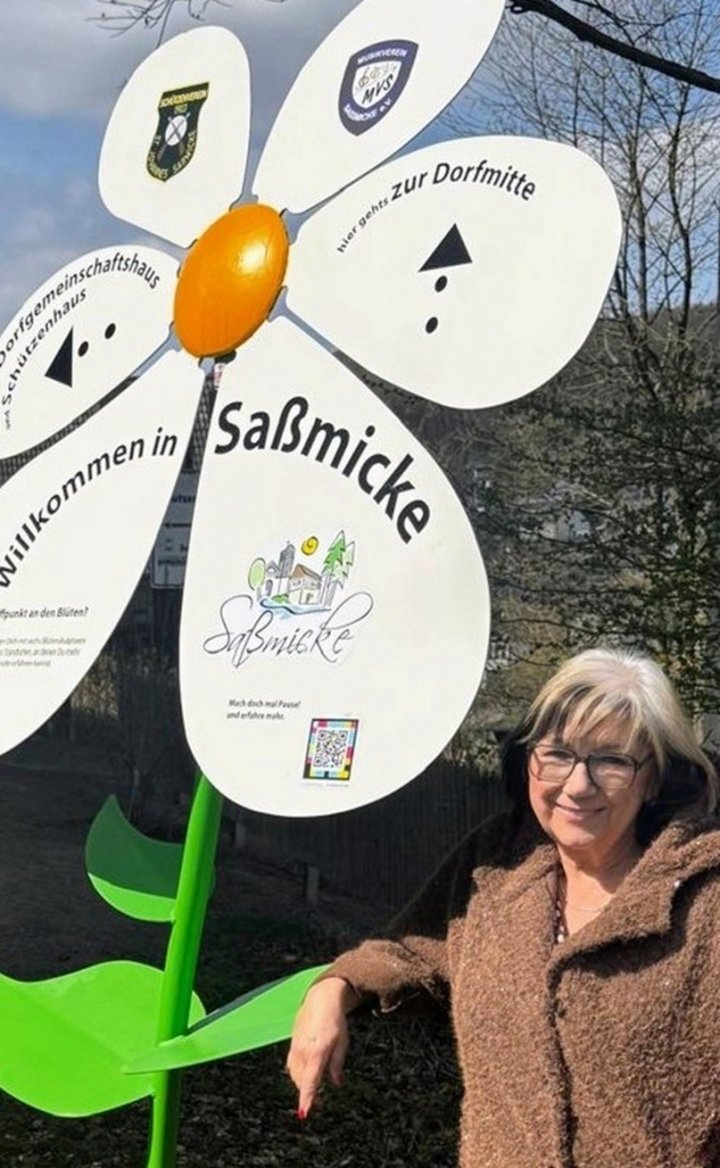 Nicole Rabenstein an der Dorfeingangs-Blüte.