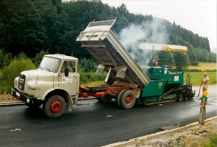 Seit 70 Jahren liegt der Kernpunkt der Straßen- und Tiefbau GmbH auf dem Straßen-, Kanal- und Erdbau.