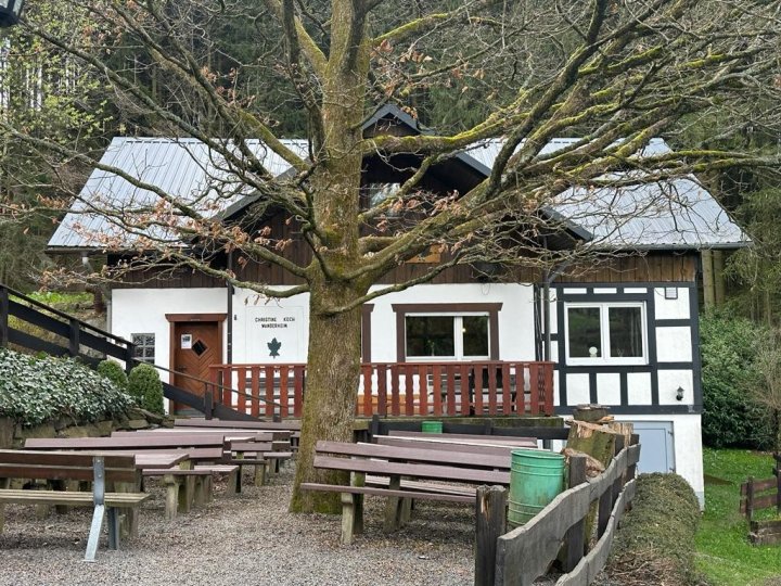 Die SGV-Hütte Bracht bietet eine gemütliche Rast- und Übernachtungsmöglichkeit für Wanderer.