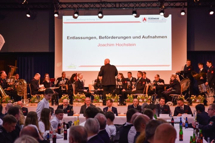 Jahresdienstbesprechung der Feuerwehr Wenden: Der Musikzug der Feuerwehr Wenden unter Leitung von Franzl Nicklas.