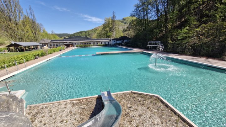 Aktuelle Fotos aus dem Naturbad „Aqua Fun“ in Bilstein: Das Becken ist voll, das Team ist startklar, die Vorbereitungen sind weitestgehend abgeschlossen.
