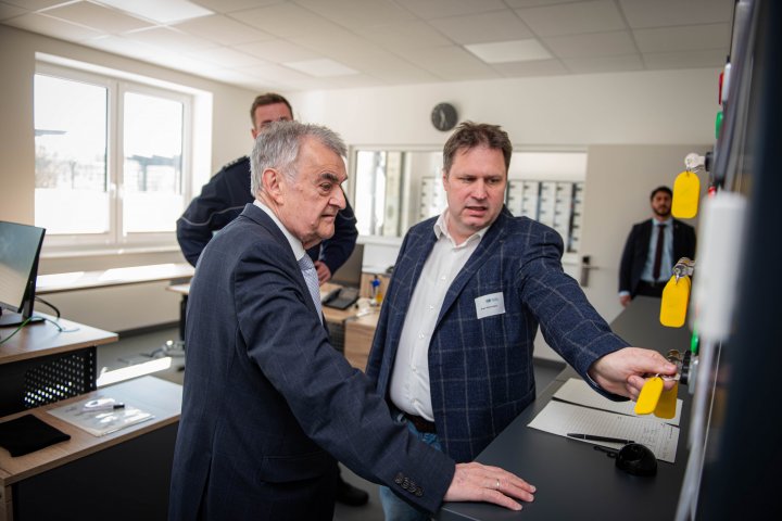 NRW-Innenminister Herbert Reul (l.) bei einer Führung durch das Regionale Trainingszentrum Südwestfalen.