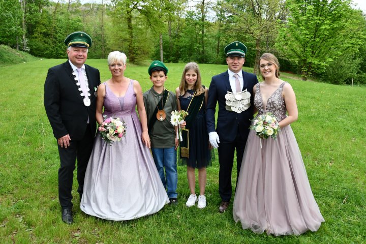 In Elben steigt die Vorfreude aufs Schützenfest (v.l.): Kaiserpaar Klaus und Karin Reichling, Kinderkönigspaar Alexander Grebe und Kim Valpertz und Königspaar Kevin und Kim Schneider.