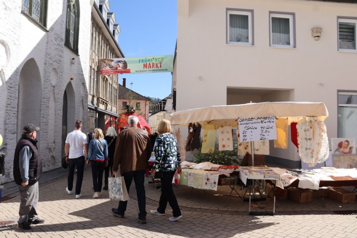 Der Frühlingsmarkt hat bei bestem Wetter zahlreiche Menschen nach Attendorn gelockt.