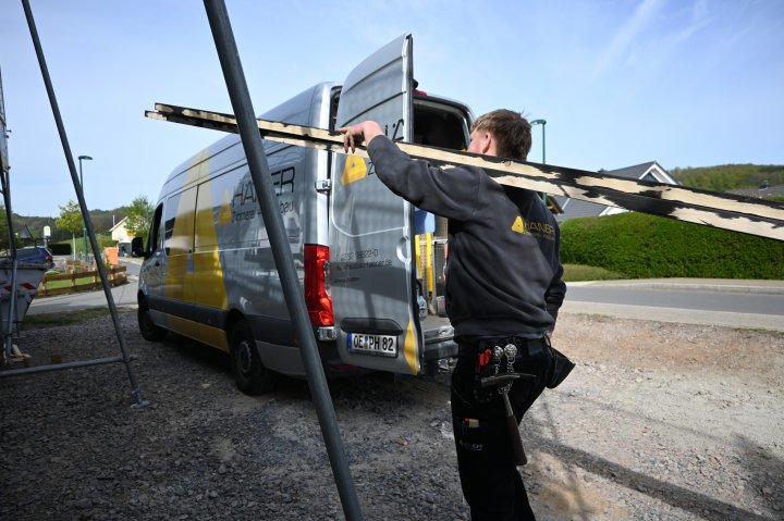Oskar Brüser macht eine Ausbildung zum Zimmerer bei der Zimmerei Häner.