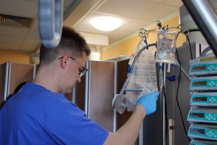Elias Kiebler macht bei den GFO Kliniken Südwestfalen eine Ausbildung zum Pflegefachmann.