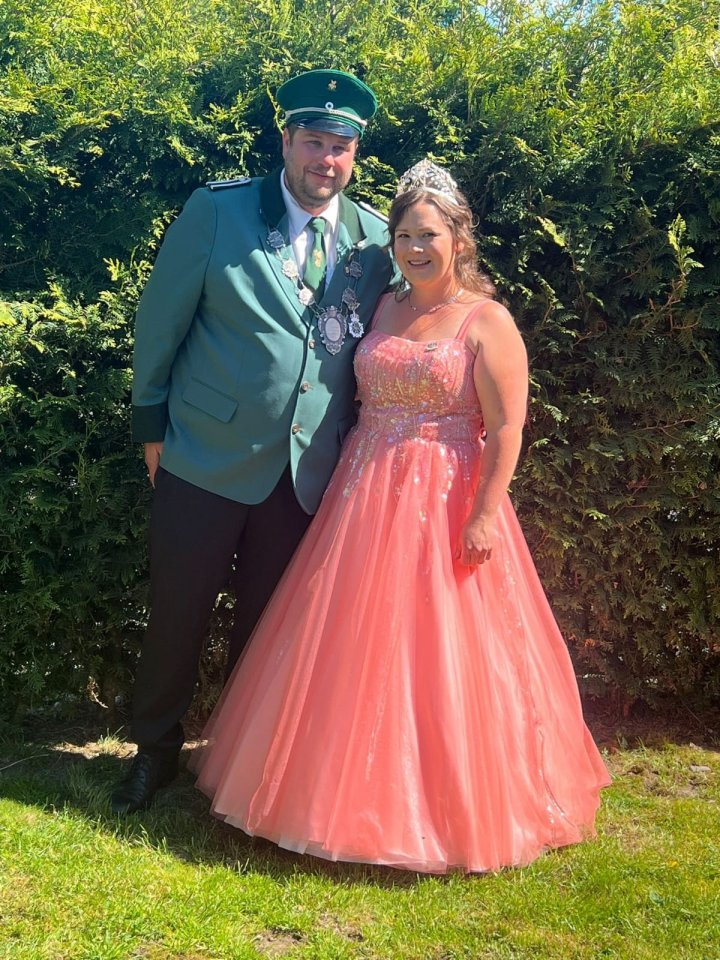 Das amtierende Wegeringhauser Königspaar Patrick und Sabrina Langenhuysen freut sich auf das Schützenfest.