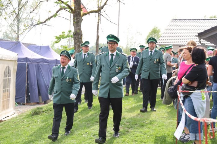 Elben feiert seinen neuen Schützenkönig Sascha Grebe: 40 Minuten dauerte der Kampf um die Königswürde, bevor der 44-Jährige den Vogel von der Stange holte.