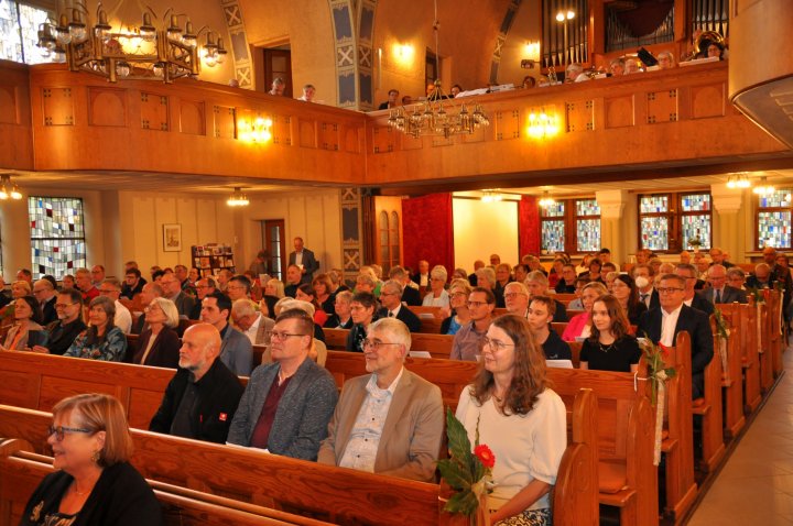 Mit einem Festgottesdienst in der vollbesetzten Erlöserkirche verabschiedete die Gemeinde Pfarrer Andreas Schliebener.