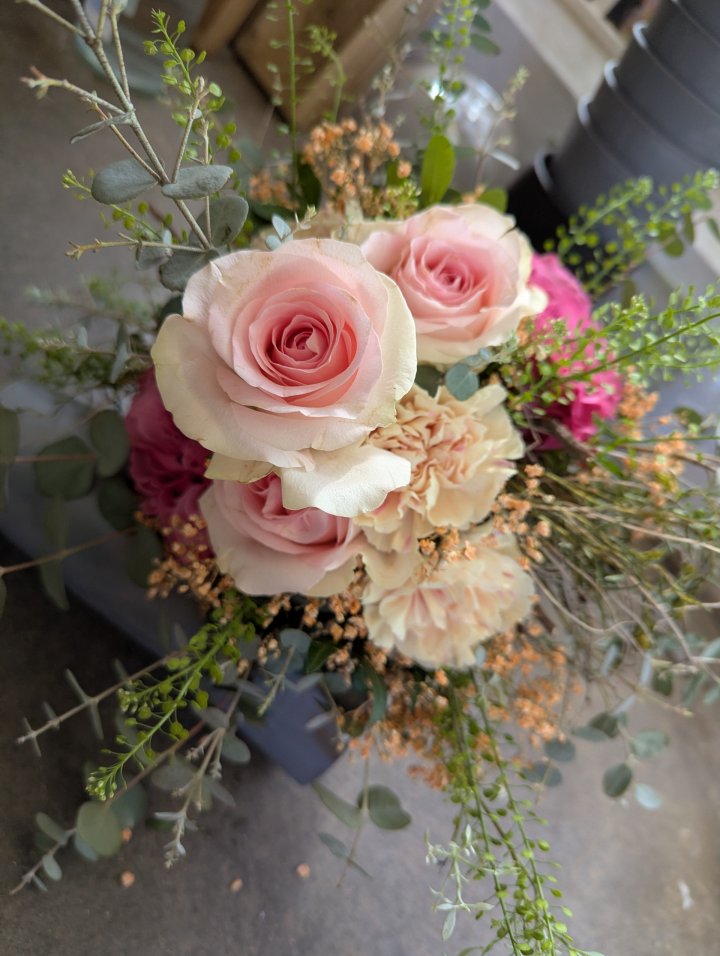 Sträuße, Trauerfloristik, Hochzeitsblumen, kurz: Blumen für alle Arten von Feierlichkeiten und Anlässen, entstehen weiterhin im Blumenfachgeschäft Wicker.