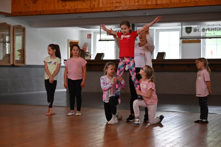 Die Kinder des Grundschulverbundes Frettertal proben für ihren großen Auftritte im Projektcircus Riedesel.