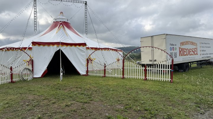 Der Projektcircus Riedesel hat sein Zelt auf dem Schützenplatz in Schönholthausen aufgeschlagen und bietet Kindern die Möglichkeit, im Zirkus aufzutreten.