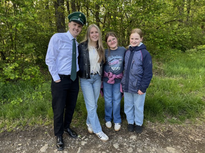 Das neue Prinzenpaar (l.) Jannis Becks und Neele Schönauer und das neue Schülerprinzessinnenpaar (r.) Louisa Pöppel und Nele Wurm der St.-Hubertus-Schützenbruderschaft Altenhof 2026.